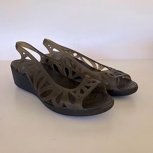 Crocs Adrina III Mini Wedge Jelly Slingback Peep Toe Sandal, Gray/Brown, 10